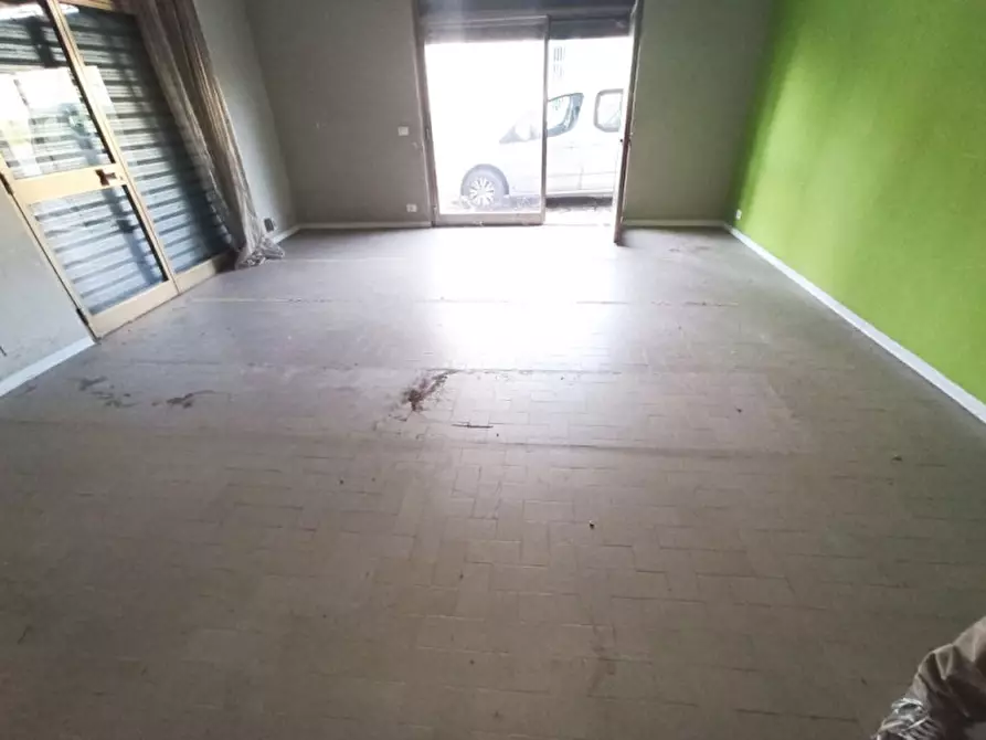 Immagine 3 di Negozio in vendita  in Via Roma a Castiglione Del Lago