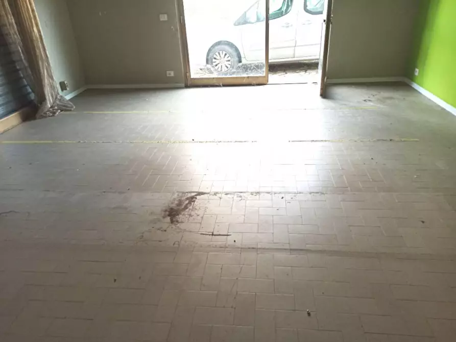 Immagine 5 di Negozio in vendita  in Via Roma a Castiglione Del Lago