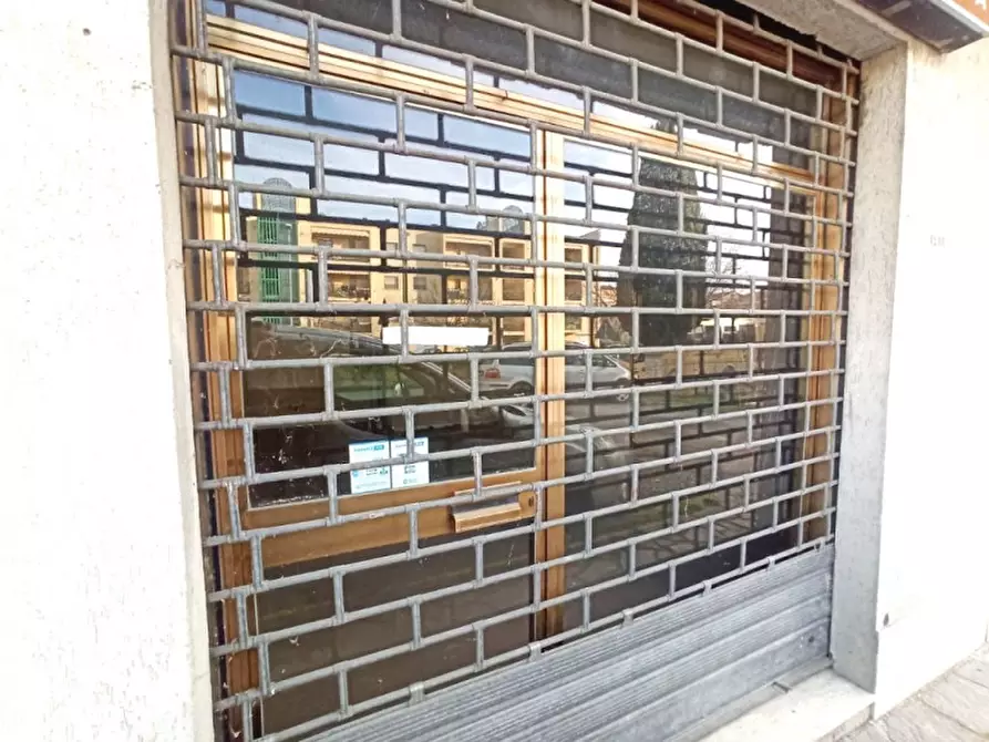 Immagine 8 di Negozio in vendita  in Via Roma a Castiglione Del Lago