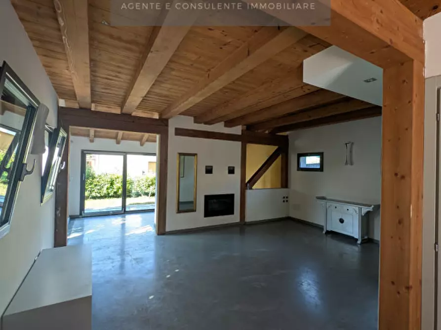 Immagine 1 di Villa in vendita  a Conegliano