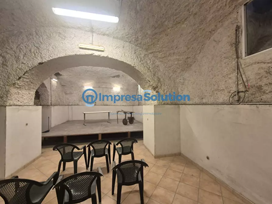 Immagine 1 di Magazzino in vendita  in Via Dalbono a Portici