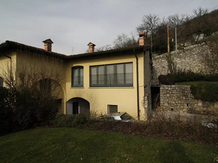 Immagine 1 di Villa in vendita  in via fontane a Brescia