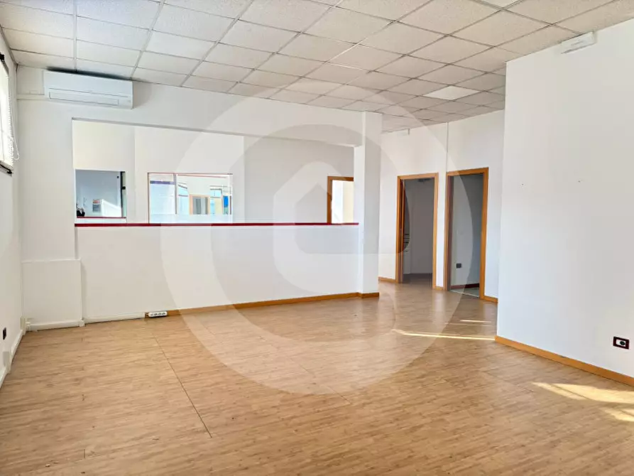 Immagine 1 di Negozio in affitto  a Camposampiero