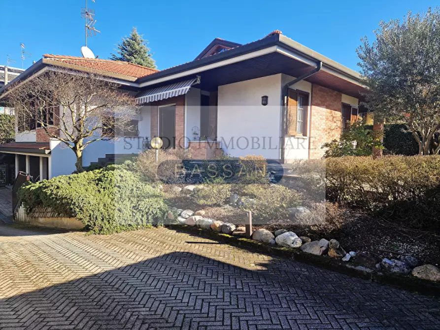 Immagine 1 di Villa in vendita  in via Varese 66 a Gallarate
