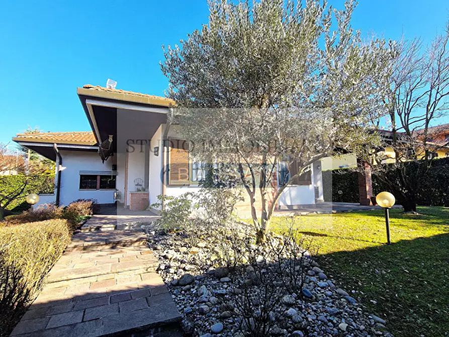 Immagine 2 di Villa in vendita  in via Varese 66 a Gallarate