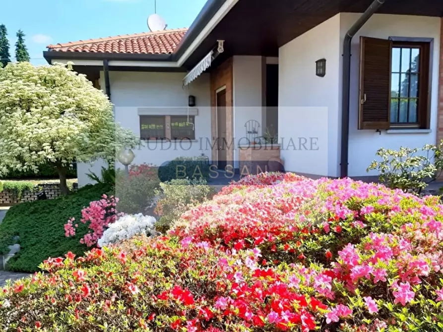 Immagine 4 di Villa in vendita  in via Varese 66 a Gallarate