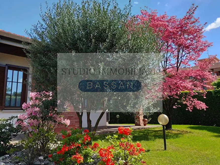 Immagine 5 di Villa in vendita  in via Varese 66 a Gallarate