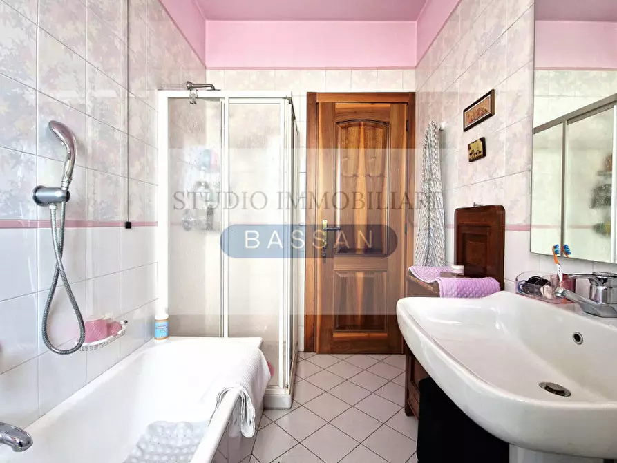 Immagine 25 di Villa in vendita  in via Varese 66 a Gallarate