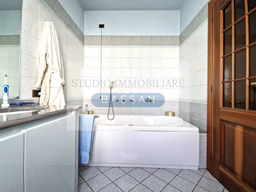 Immagine 26 di Villa in vendita  in via Varese 66 a Gallarate