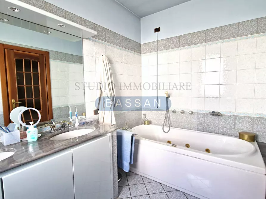 Immagine 28 di Villa in vendita  in via Varese 66 a Gallarate