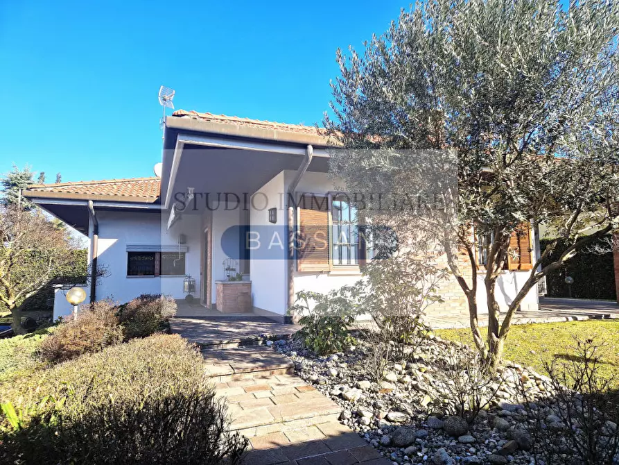 Immagine 41 di Villa in vendita  in via Varese 66 a Gallarate