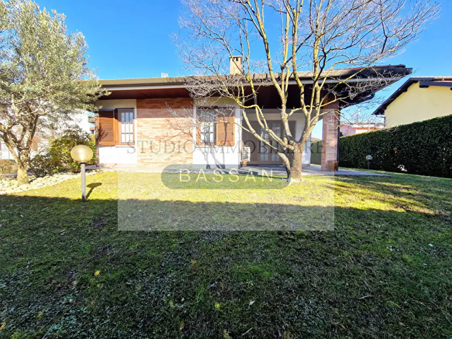 Immagine 42 di Villa in vendita  in via Varese 66 a Gallarate