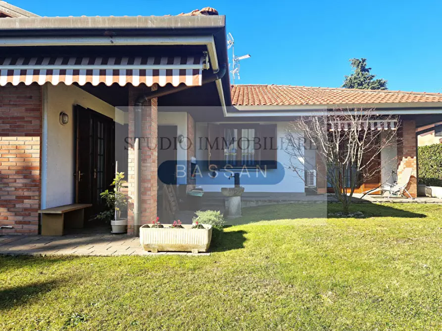 Immagine 45 di Villa in vendita  in via Varese 66 a Gallarate
