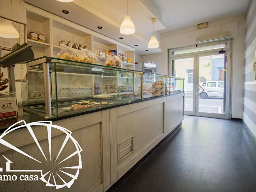 Immagine 1 di Attività commerciale in vendita  a Prato