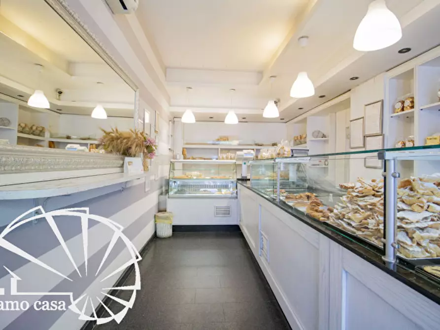 Immagine 2 di Attività commerciale in vendita  a Prato