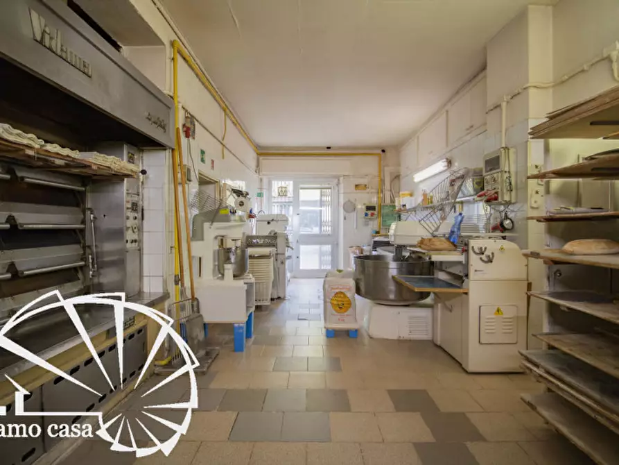 Immagine 8 di Attività commerciale in vendita  a Prato