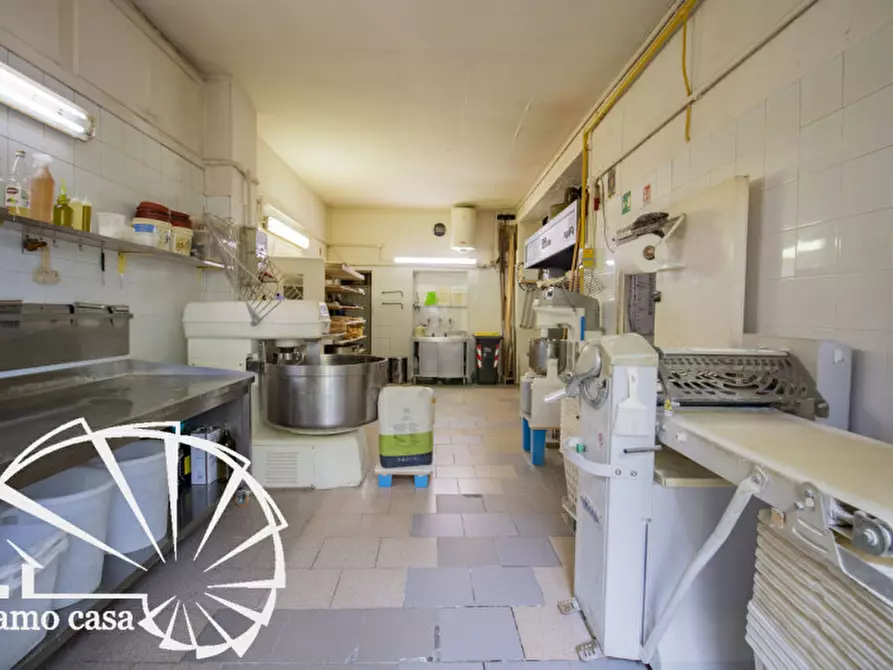 Immagine 10 di Attività commerciale in vendita  a Prato