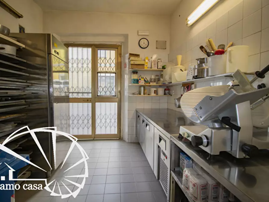 Immagine 11 di Attività commerciale in vendita  a Prato