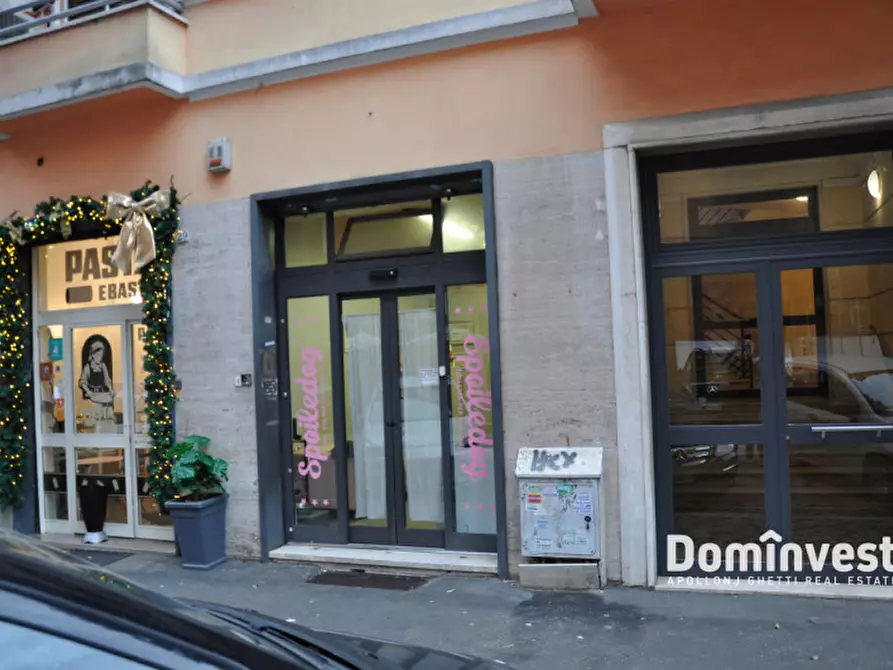 Immagine 1 di Negozio in vendita  in Via Francesco Caracciolo a Roma