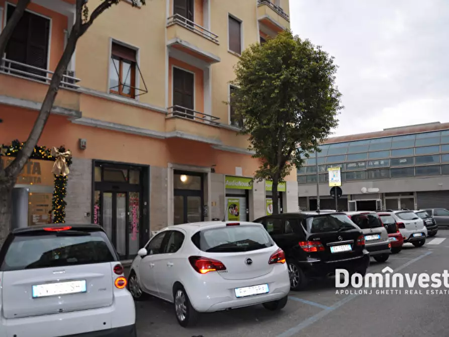 Immagine 2 di Negozio in vendita  in Via Francesco Caracciolo a Roma