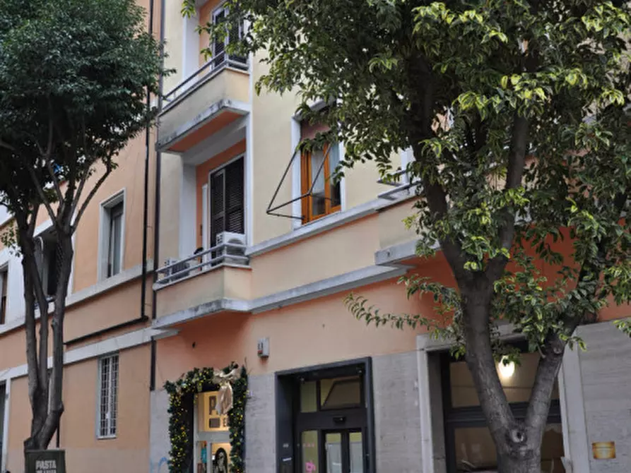 Immagine 3 di Negozio in vendita  in Via Francesco Caracciolo a Roma