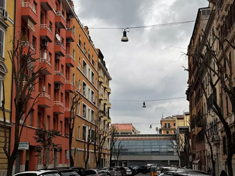 Immagine 4 di Negozio in vendita  in Via Francesco Caracciolo a Roma