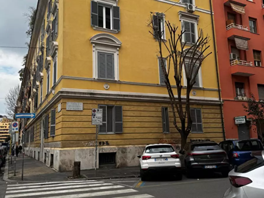 Immagine 6 di Negozio in vendita  in Via Francesco Caracciolo a Roma