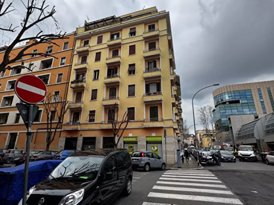 Immagine 9 di Negozio in vendita  in Via Francesco Caracciolo a Roma