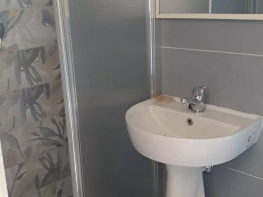 Immagine 28 di Camera in affitto  in Via Pessina a Napoli