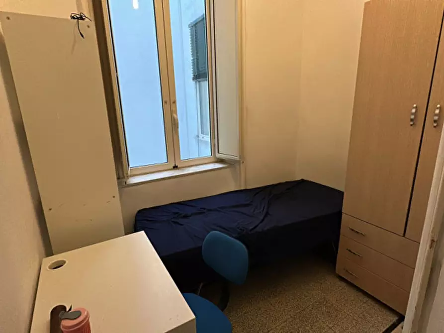 Immagine 4 di Camera in affitto  in Via Chiaia a Napoli