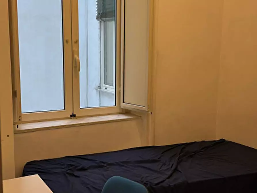 Immagine 5 di Camera in affitto  in Via Chiaia a Napoli