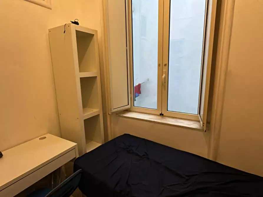 Immagine 6 di Camera in affitto  in Via Chiaia a Napoli