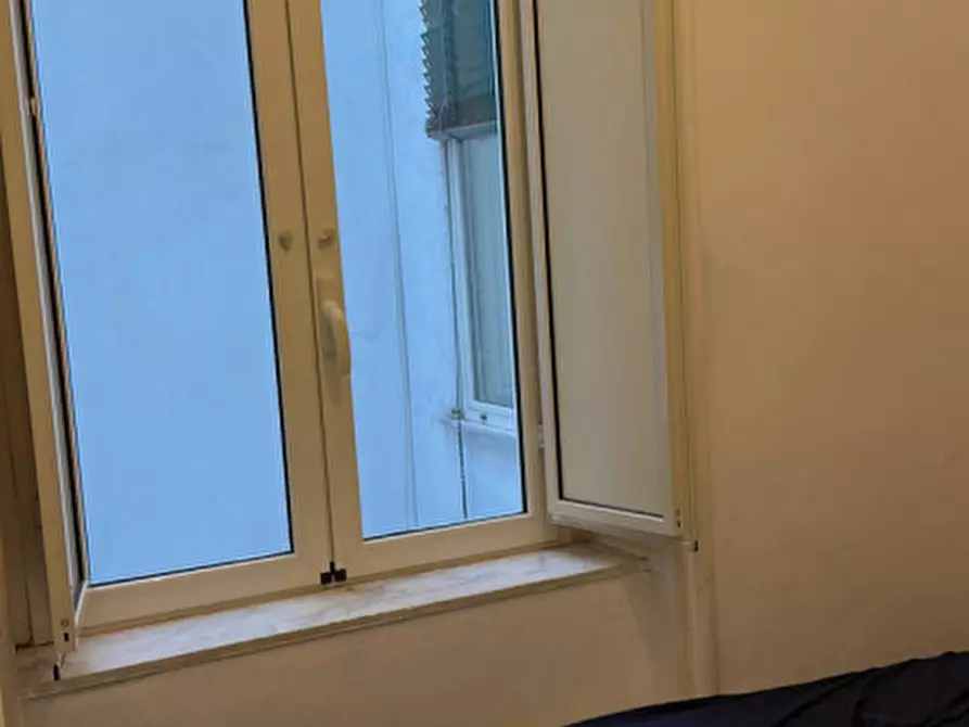 Immagine 7 di Camera in affitto  in Via Chiaia a Napoli