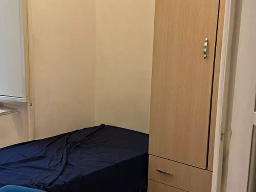 Immagine 8 di Camera in affitto  in Via Chiaia a Napoli