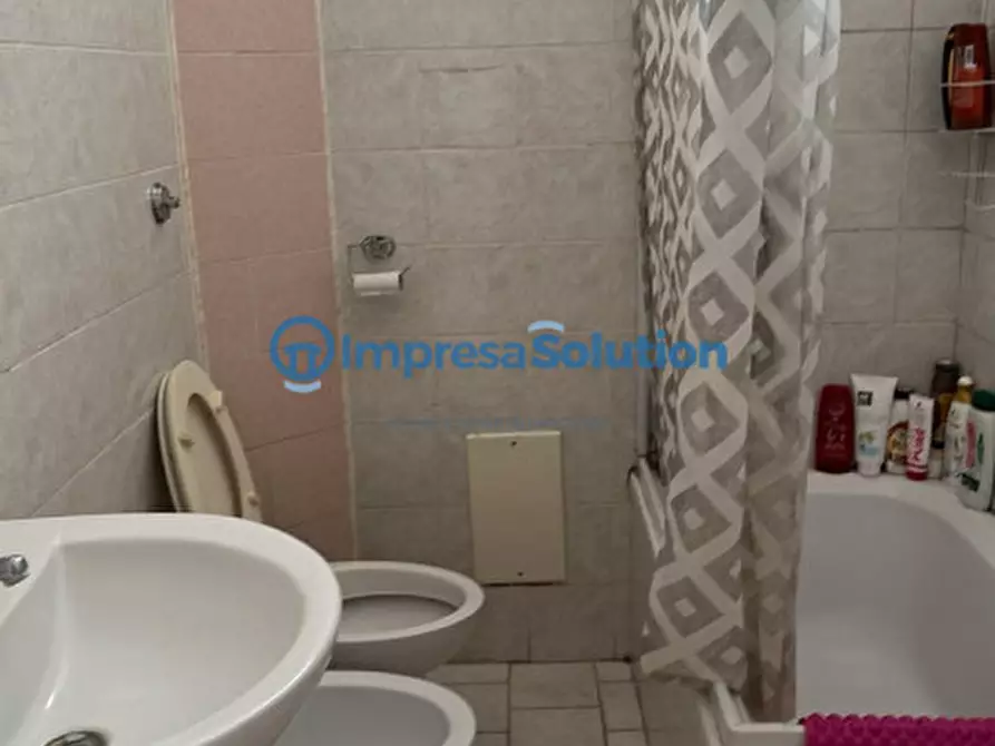 Immagine 11 di Camera in affitto  in Via Chiaia a Napoli