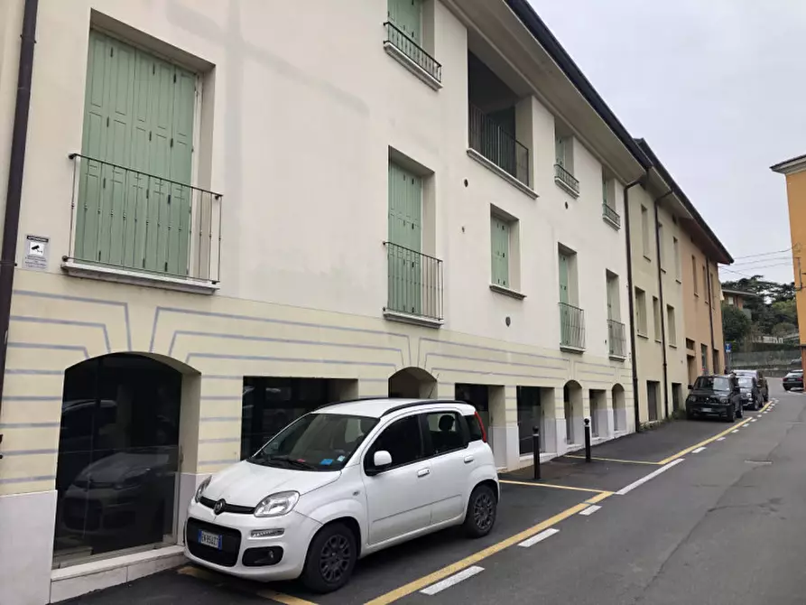 Immagine 1 di Negozio in vendita  in Via Girolamo Bagatta a Desenzano Del Garda