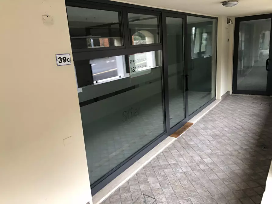 Immagine 2 di Negozio in vendita  in Via Girolamo Bagatta a Desenzano Del Garda