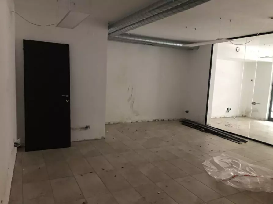 Immagine 3 di Negozio in vendita  in Via Girolamo Bagatta a Desenzano Del Garda