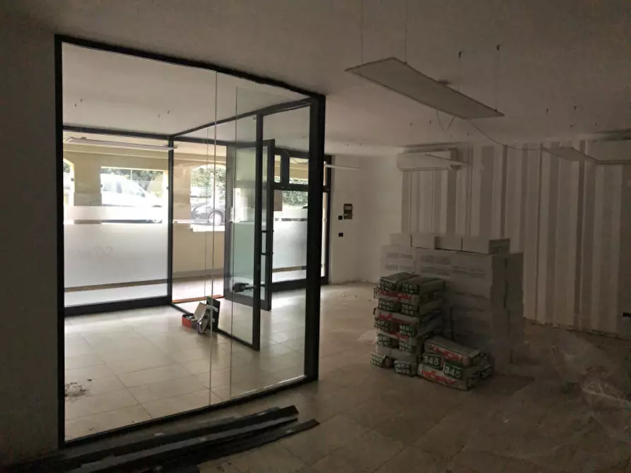 Immagine 5 di Negozio in vendita  in Via Girolamo Bagatta a Desenzano Del Garda