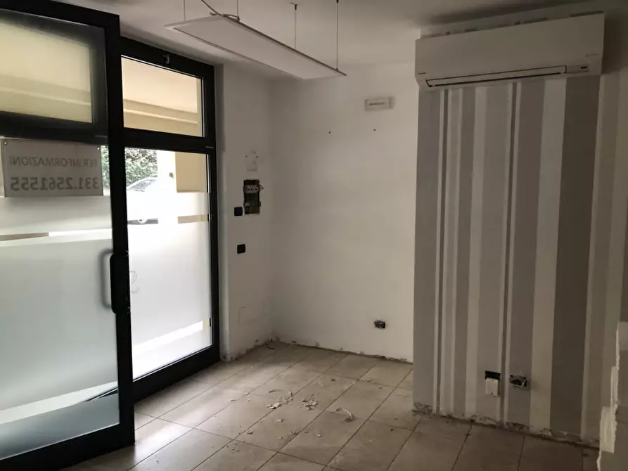 Immagine 7 di Negozio in vendita  in Via Girolamo Bagatta a Desenzano Del Garda