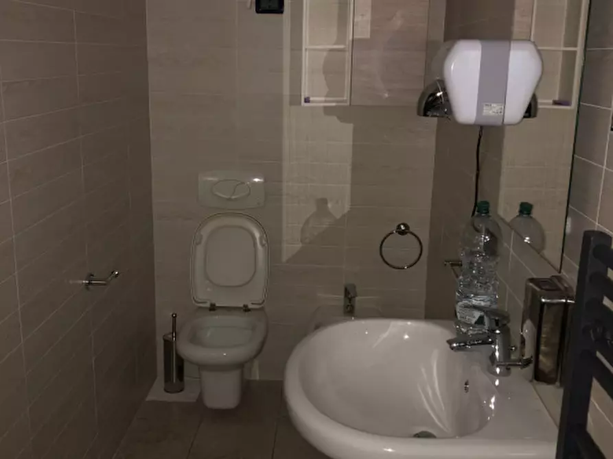 Immagine 8 di Negozio in vendita  in Via Girolamo Bagatta a Desenzano Del Garda