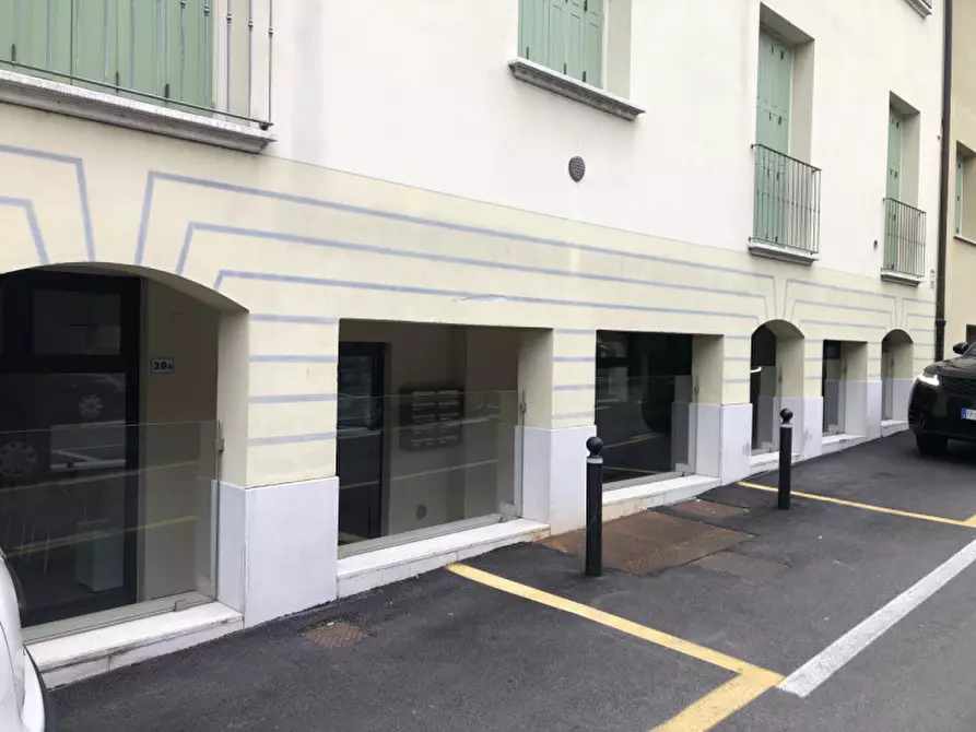 Immagine 9 di Negozio in vendita  in Via Girolamo Bagatta a Desenzano Del Garda