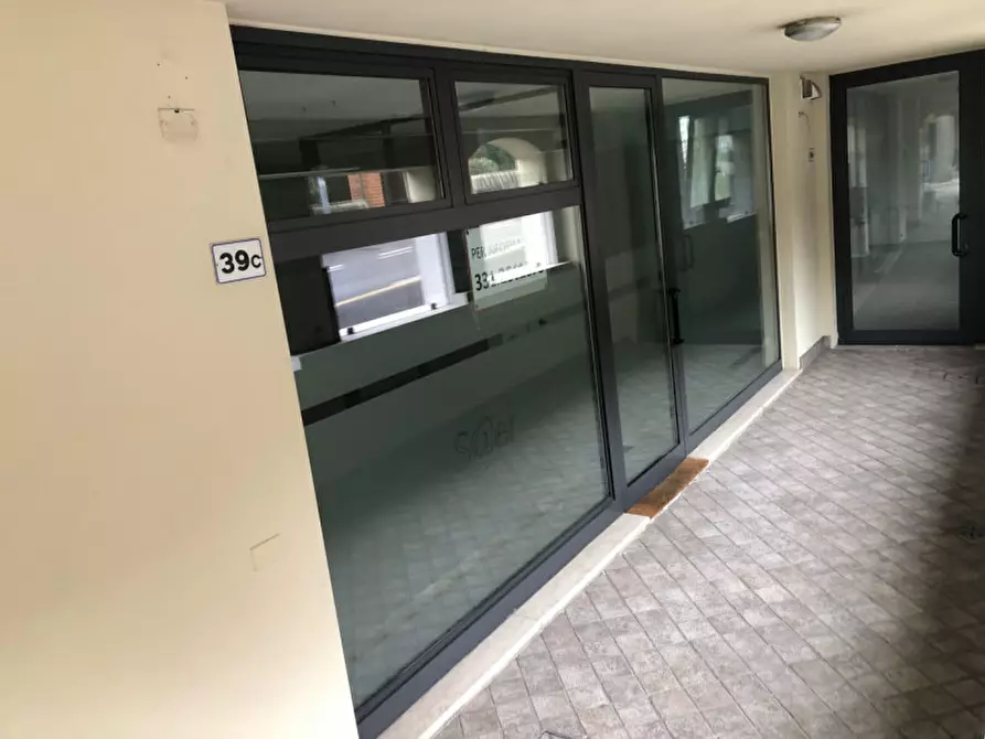 Immagine 10 di Negozio in vendita  in Via Girolamo Bagatta a Desenzano Del Garda