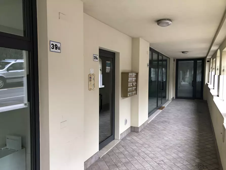 Immagine 11 di Negozio in vendita  in Via Girolamo Bagatta a Desenzano Del Garda