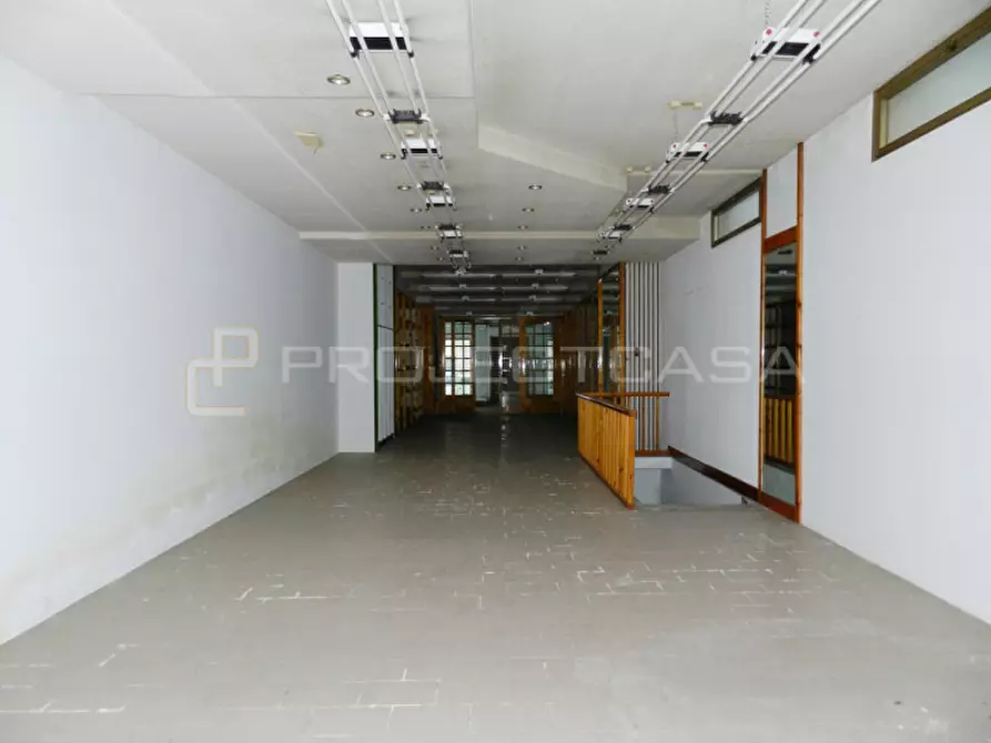 Immagine 4 di Negozio in vendita  in via Umberto I 40 a Maglie