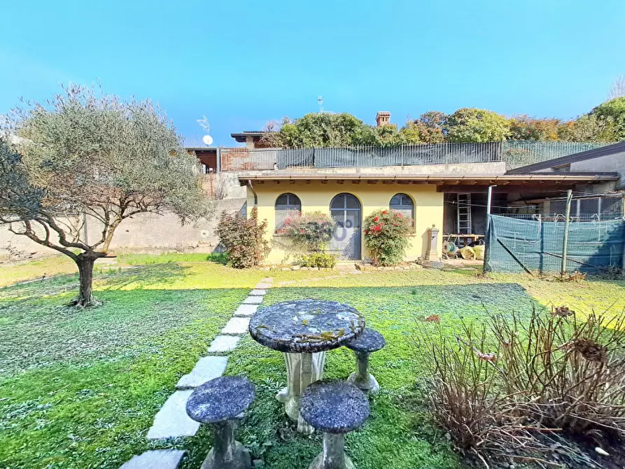 Immagine 5 di Villa in vendita  in Via Silvio Pellico a Passirano