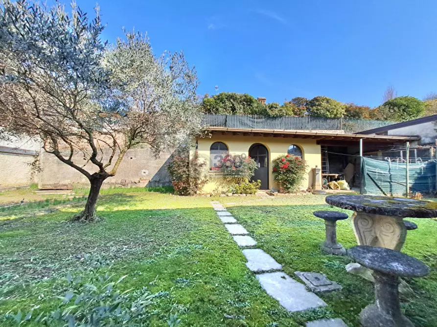 Immagine 30 di Villa in vendita  in Via Silvio Pellico a Passirano