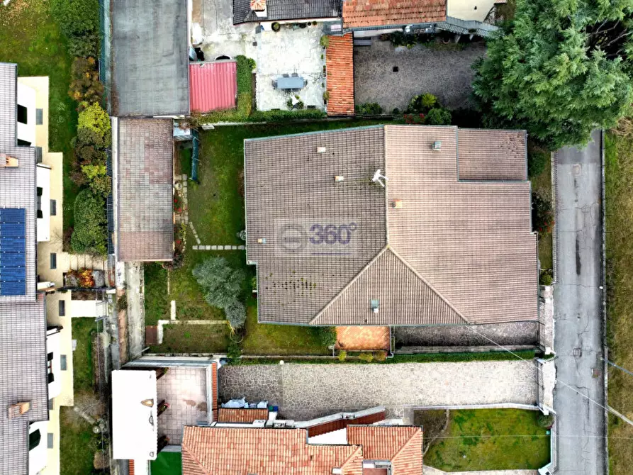 Immagine 38 di Villa in vendita  in Via Silvio Pellico a Passirano