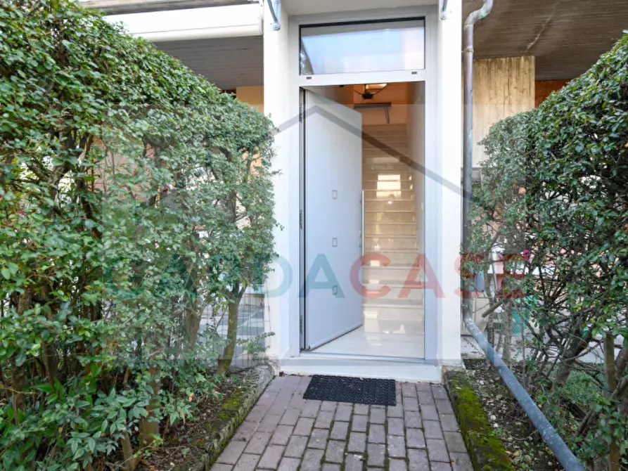 Immagine 3 di Appartamento in vendita  a Desenzano Del Garda