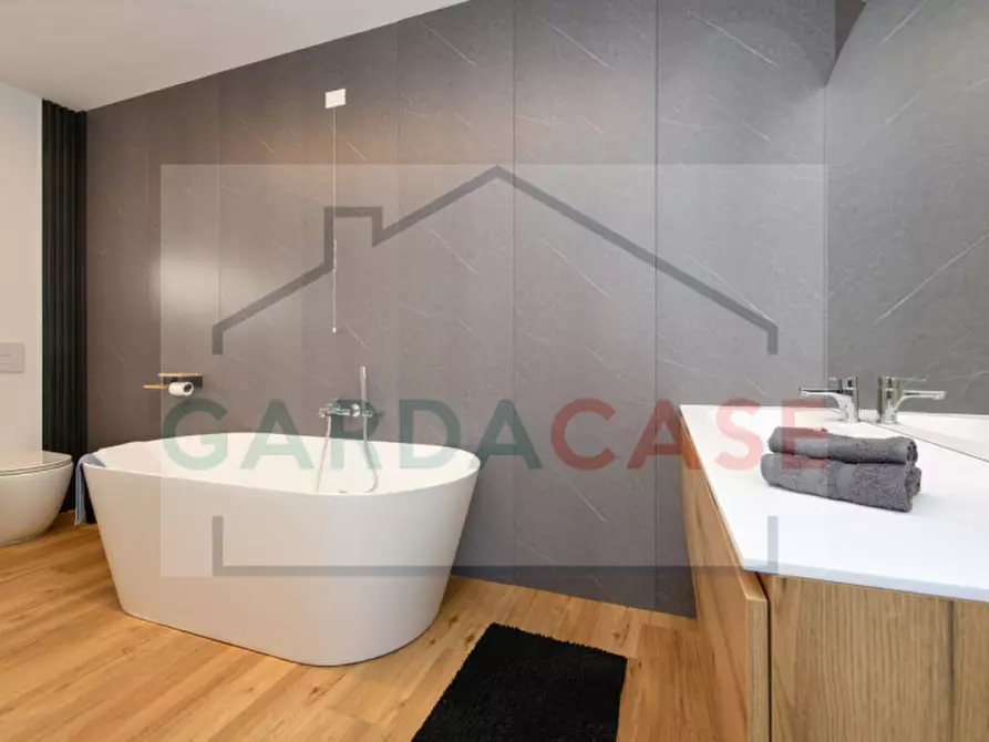 Immagine 28 di Appartamento in vendita  a Desenzano Del Garda